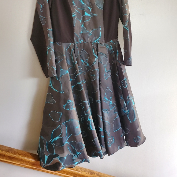 Aparralel dress for high end affairs - Picture 3 of 3